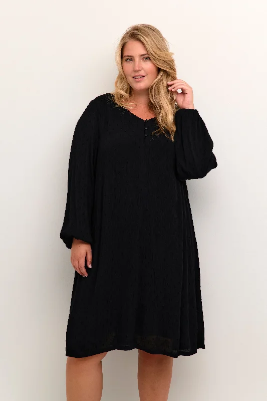 schwarzes Kleid mit Ton-in-Ton-Druck