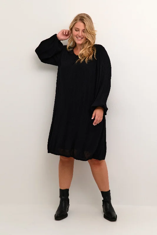 schwarzes Kleid mit Ton-in-Ton-Druck